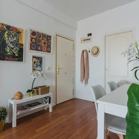 Cozy And Stylish Room With Natural Light And Vibrant Decor Madrid Exterior photo