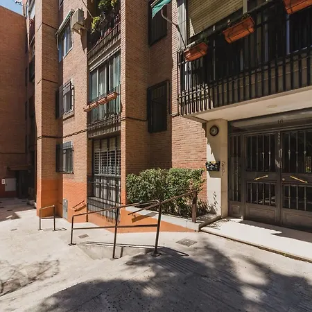 Cozy And Stylish Room With Natural Light And Vibrant Decor Madrid Exterior photo