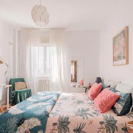 Cozy And Stylish Room With Natural Light And Vibrant Decor Madrid Exterior photo