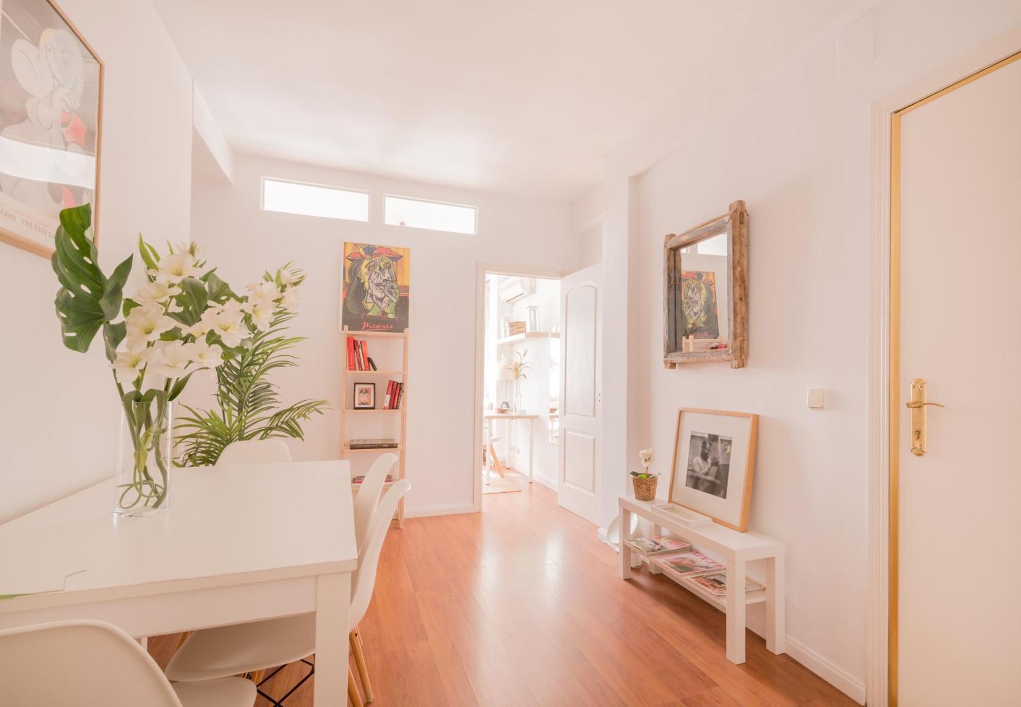 Cozy And Stylish With Natural Light And Vibrant Decor Séjour chez l'habitant *