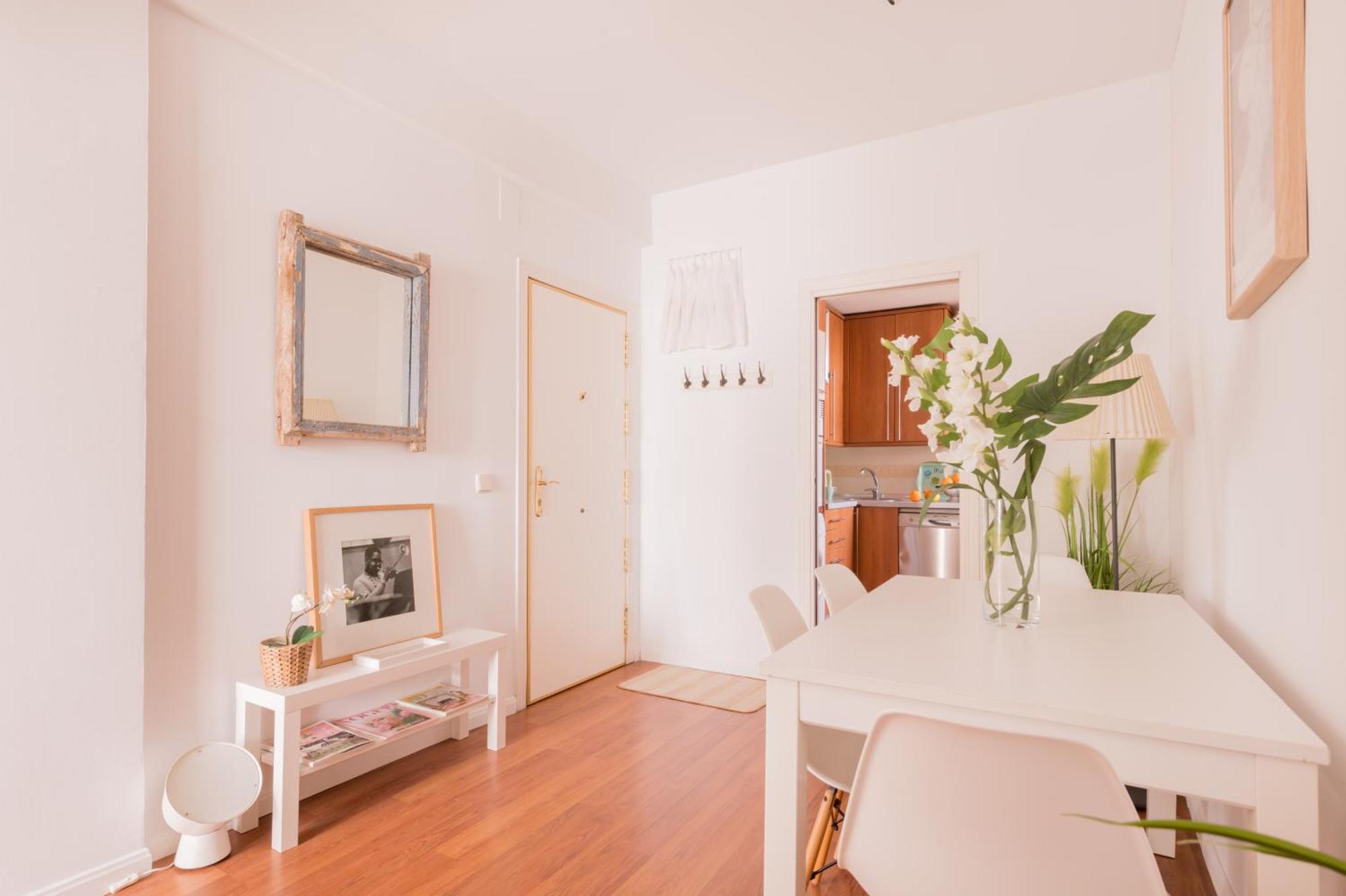 Cozy And Stylish With Natural Light And Vibrant Decor Séjour chez l'habitant Madrid