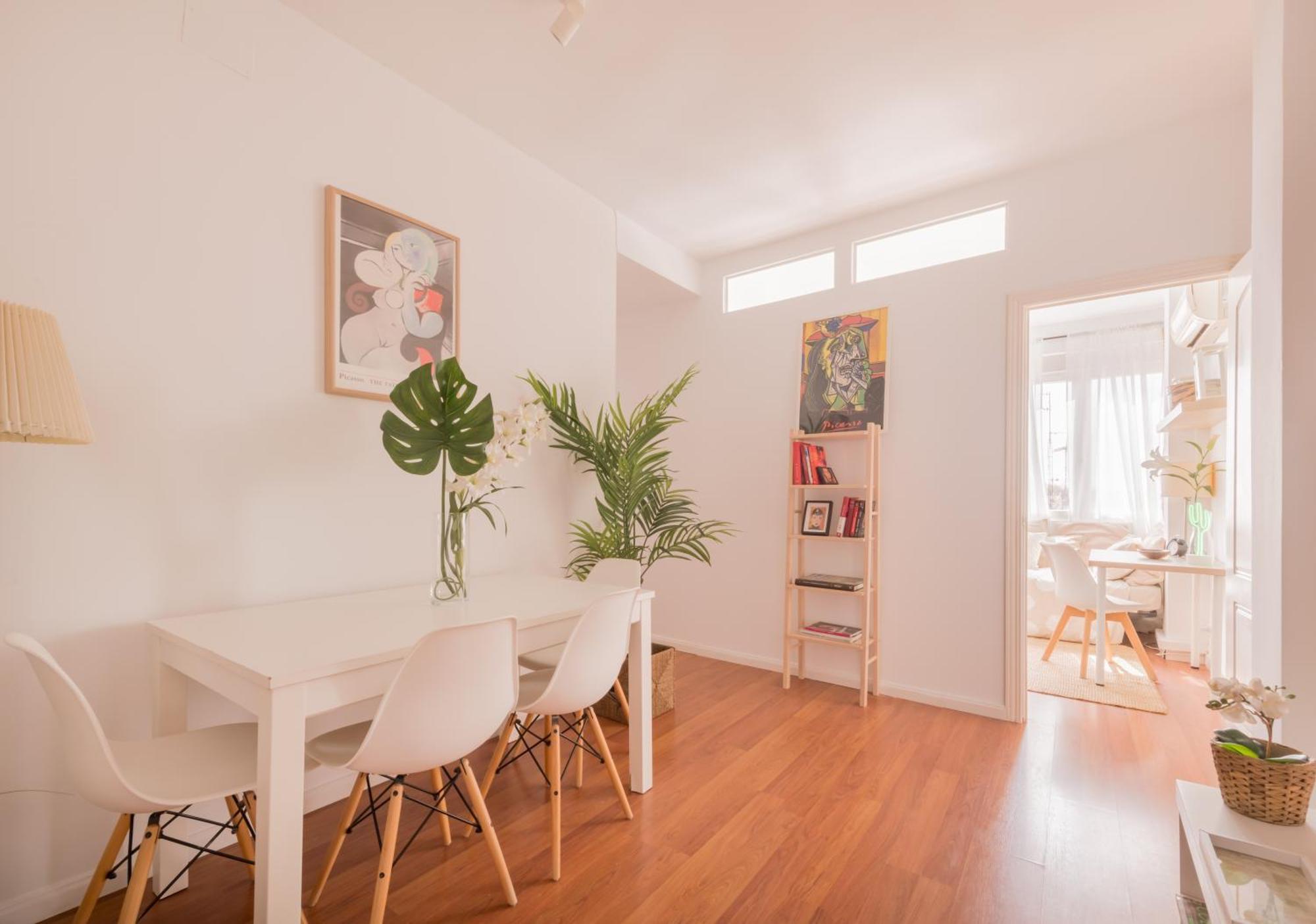 Cozy And Stylish With Natural Light And Vibrant Decor Séjour chez l'habitant