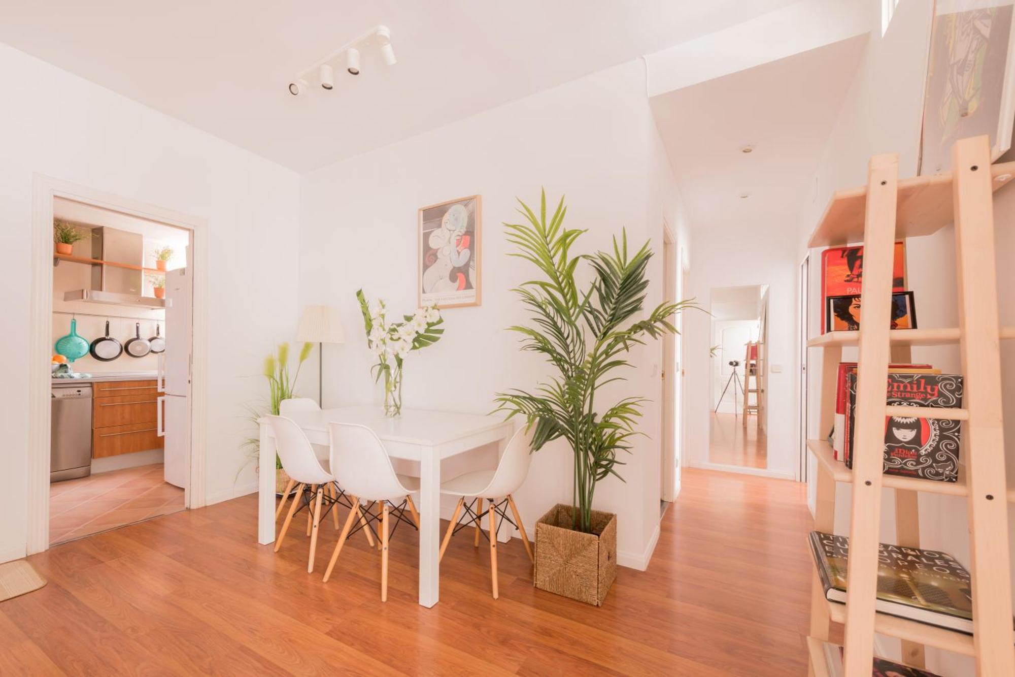 Cozy And Stylish With Natural Light And Vibrant Decor Séjour chez l'habitant Madrid