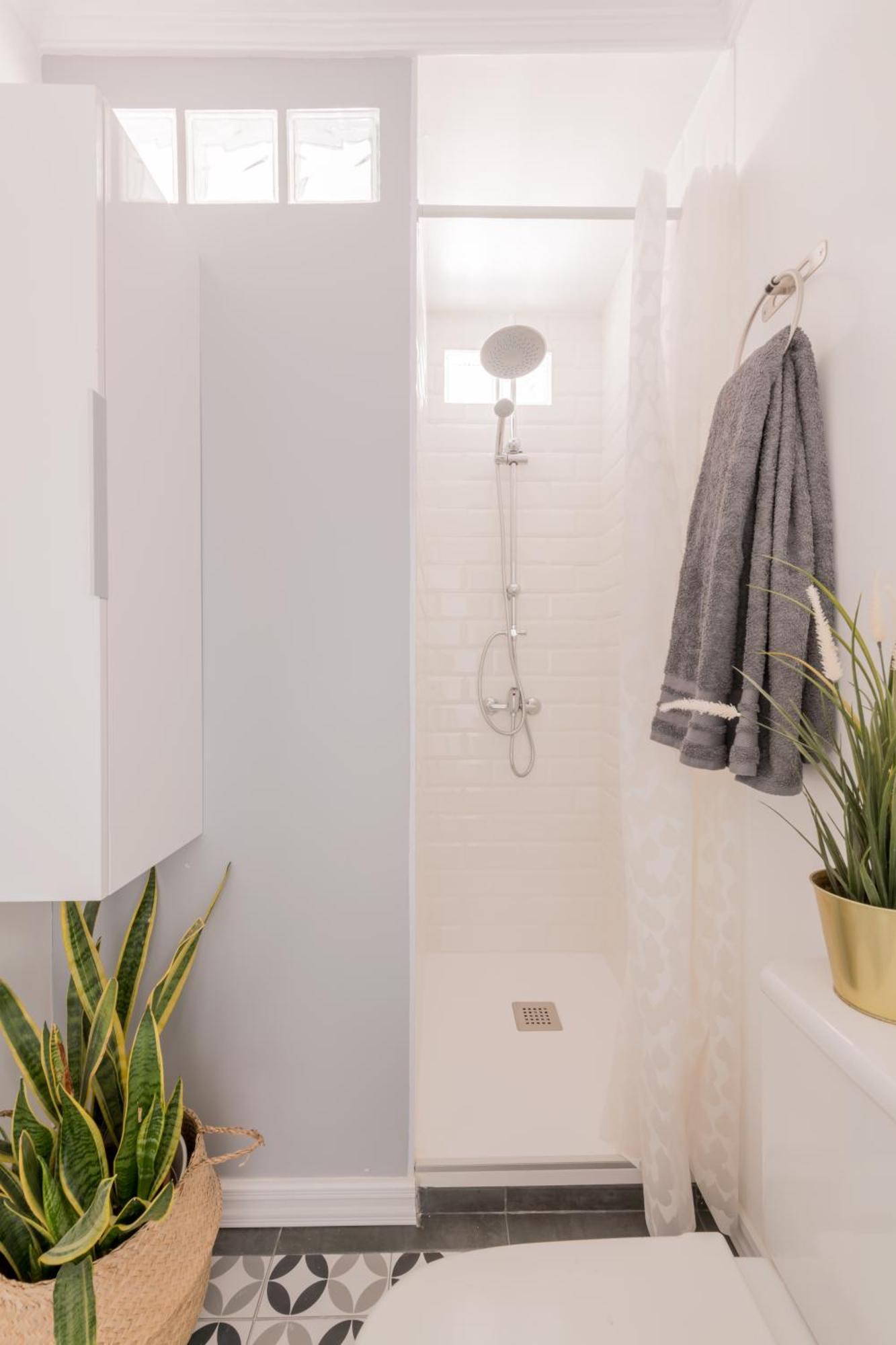 Cozy And Stylish With Natural Light And Vibrant Decor Séjour chez l'habitant *