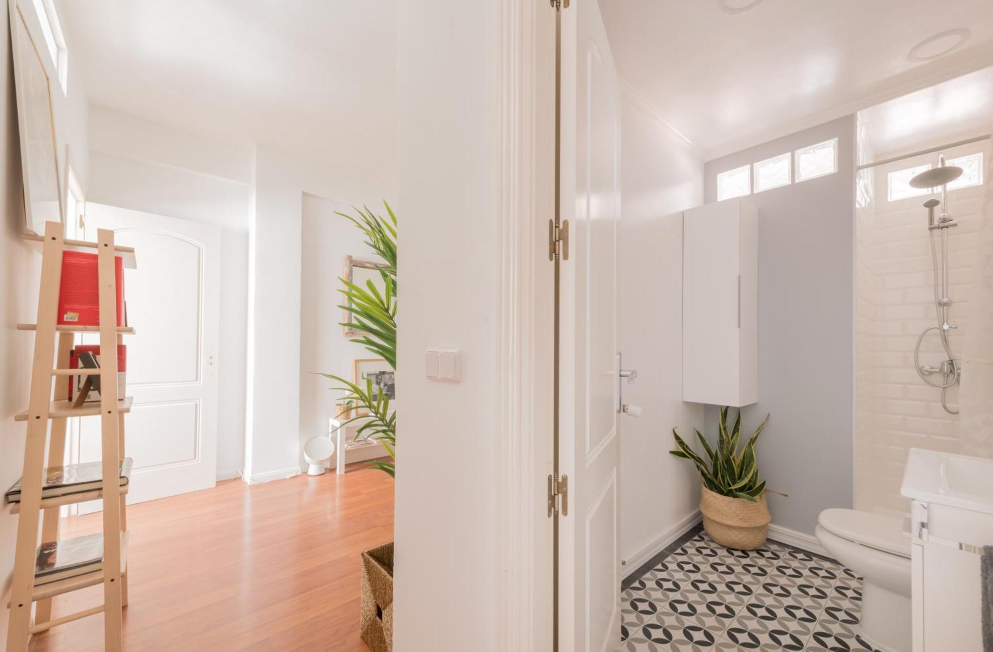 Cozy And Stylish With Natural Light And Vibrant Decor Séjour chez l'habitant Madrid