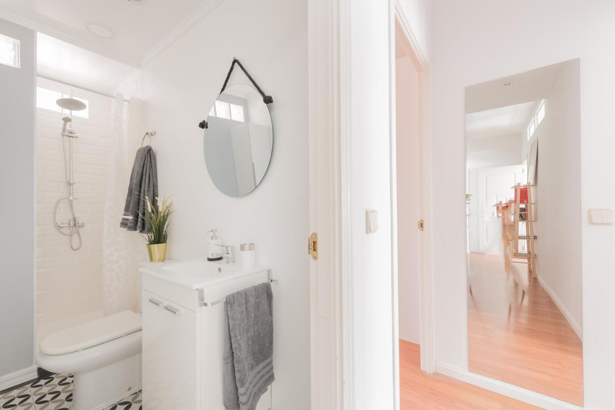 Cozy And Stylish With Natural Light And Vibrant Decor Séjour chez l'habitant