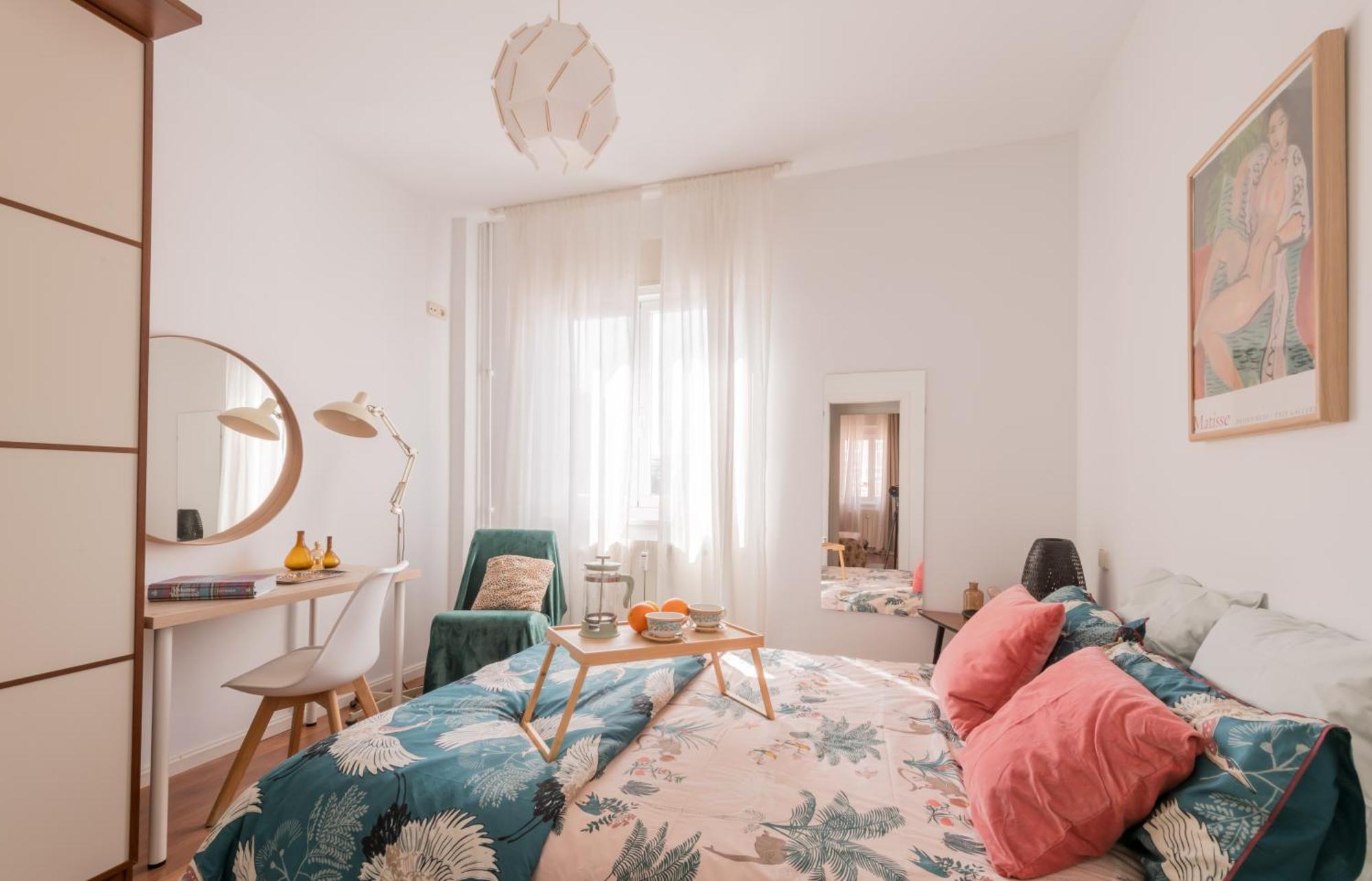 Cozy And Stylish With Natural Light And Vibrant Decor Séjour chez l'habitant *