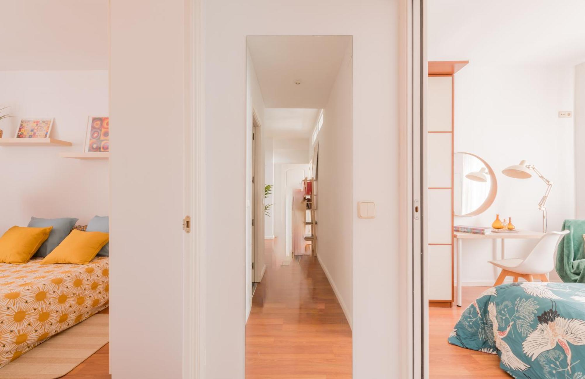 Cozy And Stylish With Natural Light And Vibrant Decor Séjour chez l'habitant Madrid