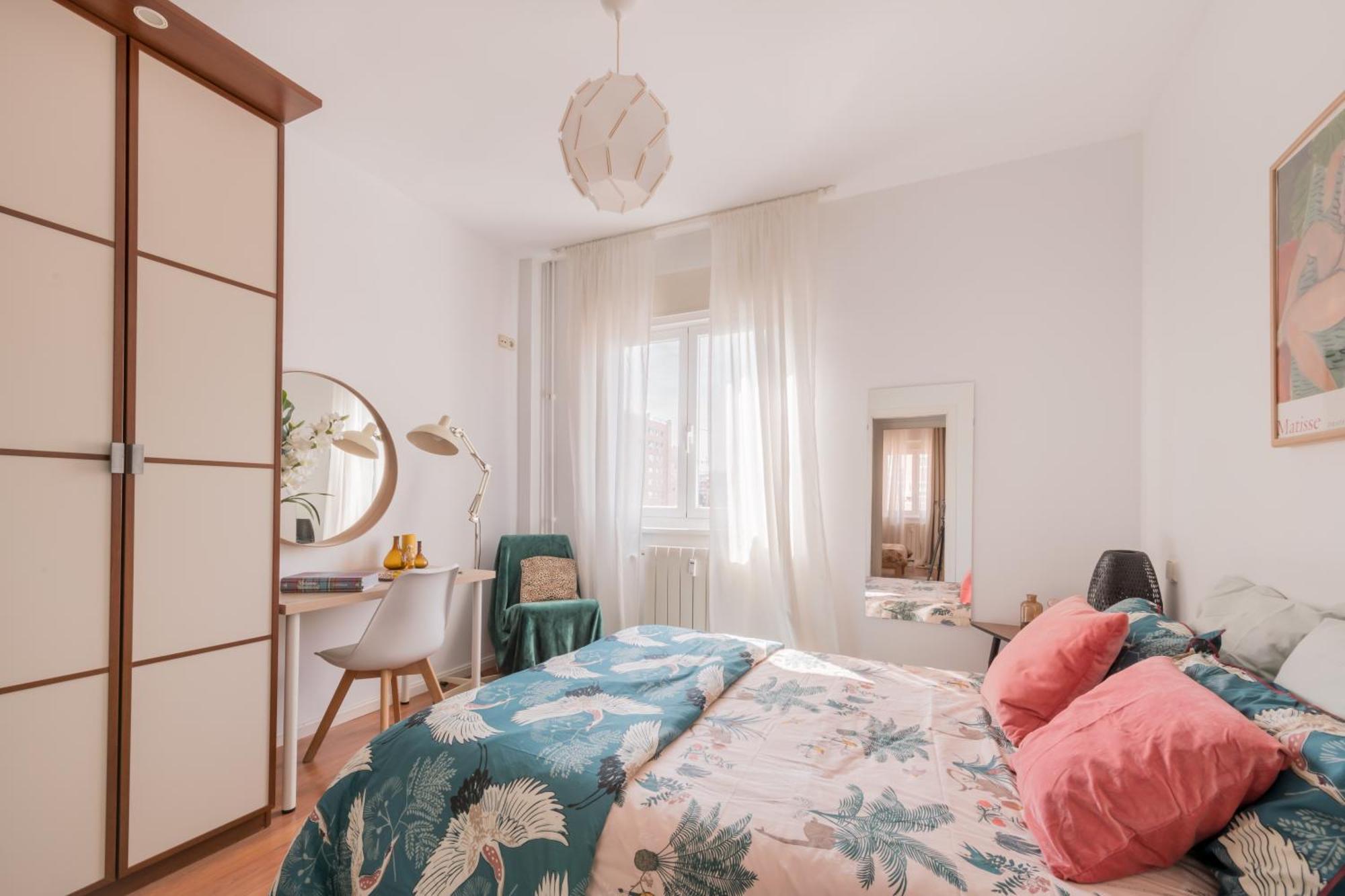 Séjour chez l'habitant Cozy And Stylish With Natural Light And Vibrant Decor