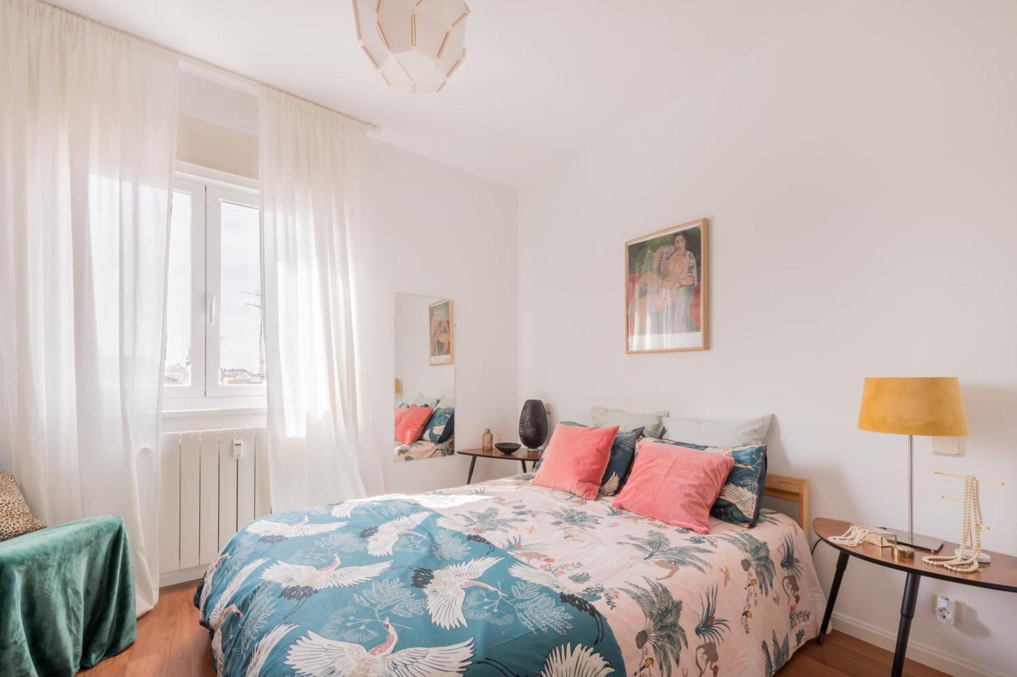 Cozy And Stylish With Natural Light And Vibrant Decor Séjour chez l'habitant *